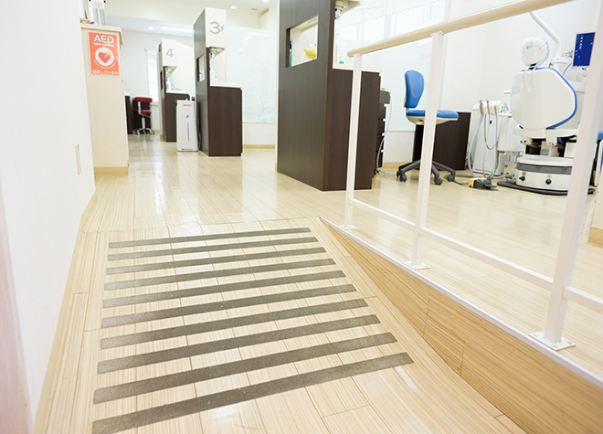 豊中本町歯科クリニック_バリアフリー設計を採用。車椅子やベビーカーでも診療スペースに入ることが可能です