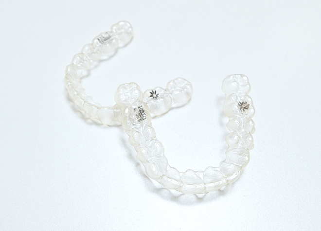 秋葉原原田歯科クリニック_装置が透明で目立ちにくいマウスピース矯正。幅広い症例に対応可能です