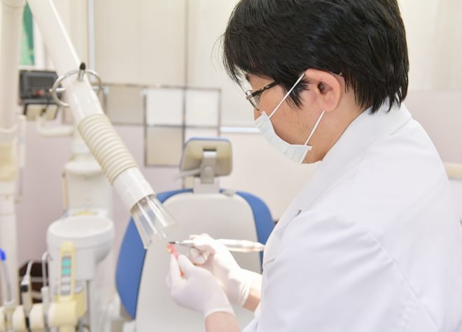 見た目にも配慮した治療!保険診療内で対応できる白い素材を採用