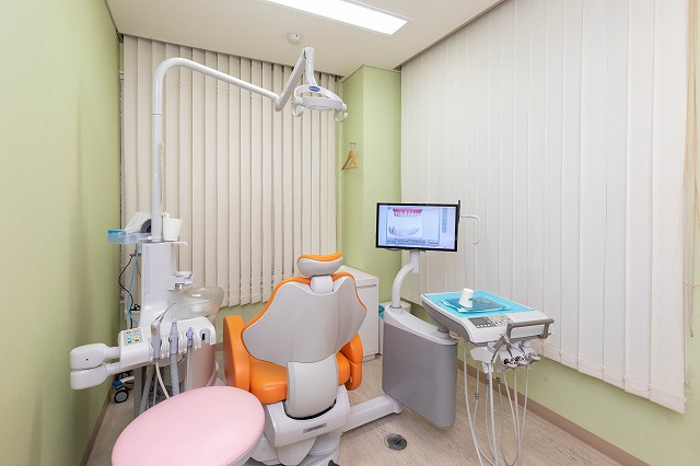 たじま歯科クリニック(高槻市)_個室の診療室で対応。周囲を気にせずカウンセリングやクリーニングなどを受けていただけます